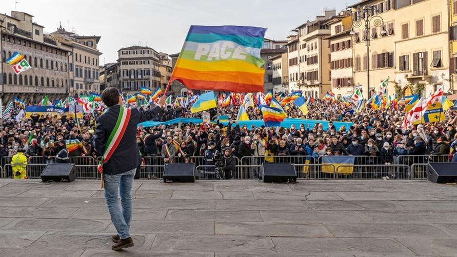 Dario Nardella sventola la bandiera della pace