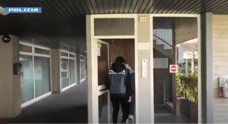 Reggio Emilia: la polizia sequestra casa d’appuntamenti in via De Gasperi