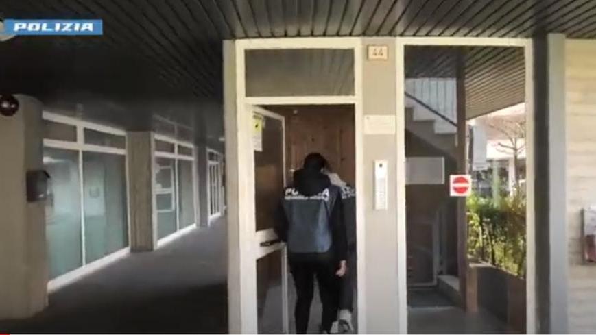 Reggio Emilia: la polizia sequestra casa d’appuntamenti in via De Gasperi