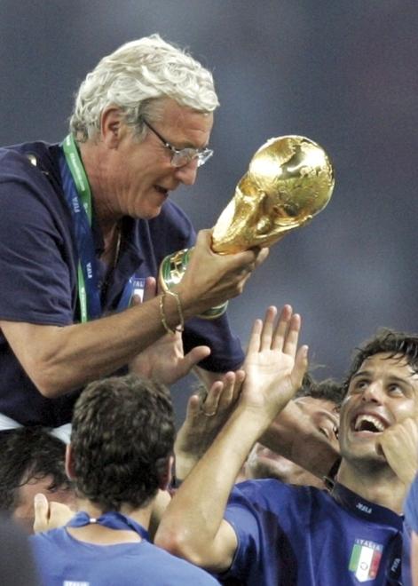 A Ferrara le coppe del mondo accompagnano la partita di calcio dell’Italia U21