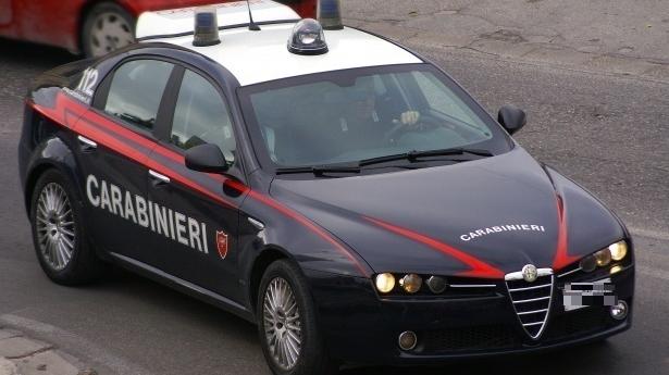Firenze, pestata in strada dal compagno la salva la cliente di un bar<br>
