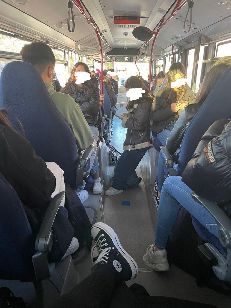 
	Una studentessa in piedi durante il viaggio

