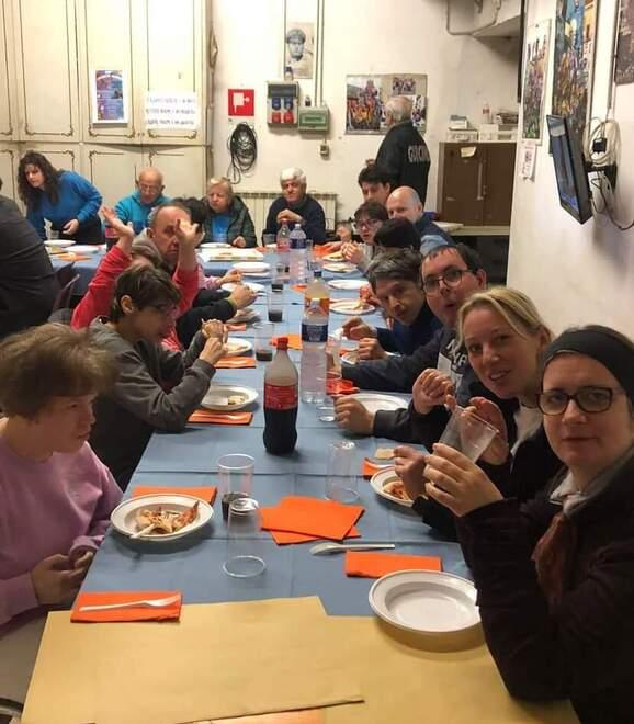 Al pranzo con i ragazzi speciali spunta nella sala una foto del duce