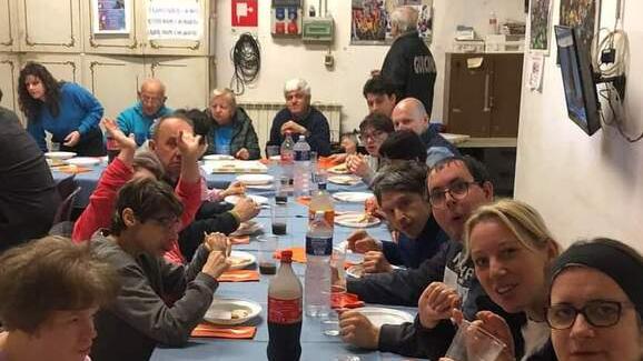 Al pranzo con i ragazzi speciali spunta nella sala una foto del duce