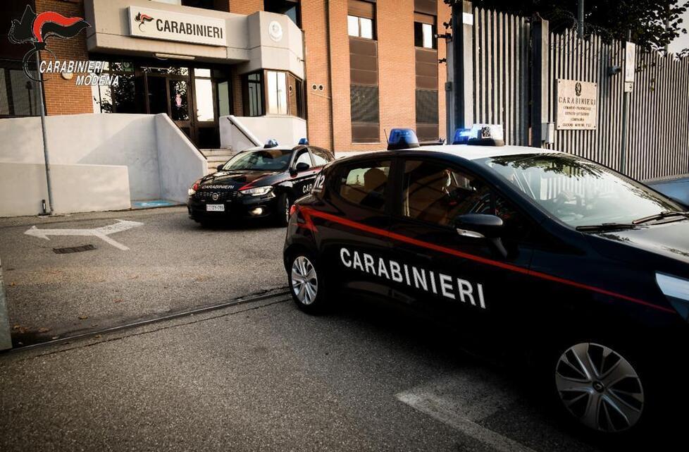 Modena, una manifestazione solidale con i carabinieri trasferiti dopo gli arresti violenti<br>
