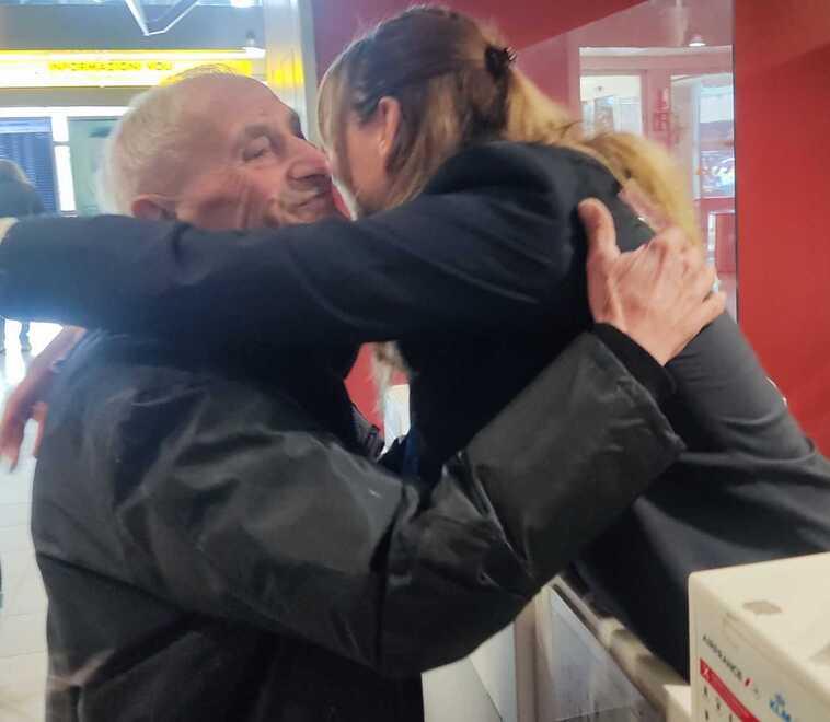 Modena, Arnaldo ha trovato finalmente casa e lascia l'aeroporto dove viveva da sei mesi: «La prima notte non ho dormito dalla gioia»<br>
