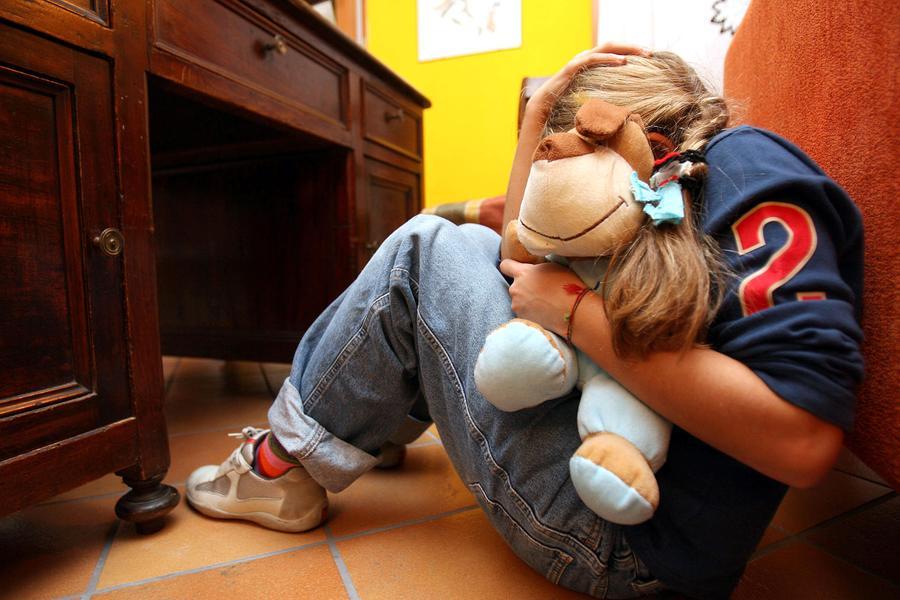 Sassari, abusi sessuali su una 15enne: condannato amico di famiglia