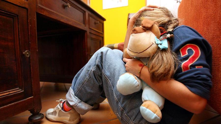 Sassari, abusi sessuali su una 15enne: condannato amico di famiglia