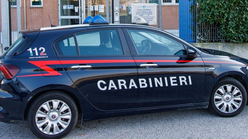 Tenta di rubare uno scooter a Comacchio. Poi il ladro rischia il linciaggio