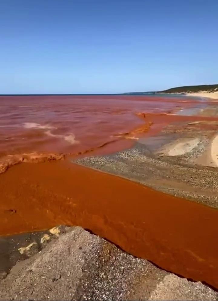 Disastro ambientale a Piscinas, un fiume di veleni finisce in mare