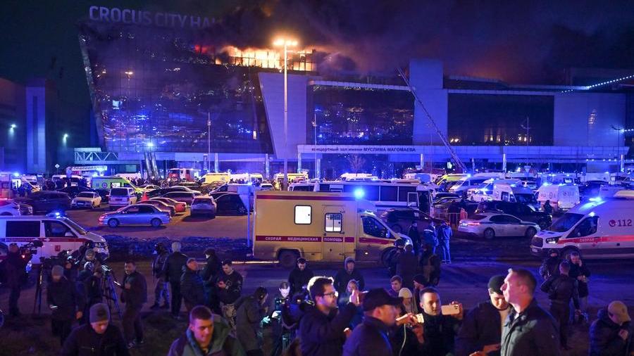 Attentato a Mosca, oltre 140 morti. Arrestate 11 persone. L’attacco rivendicato dall’Isis