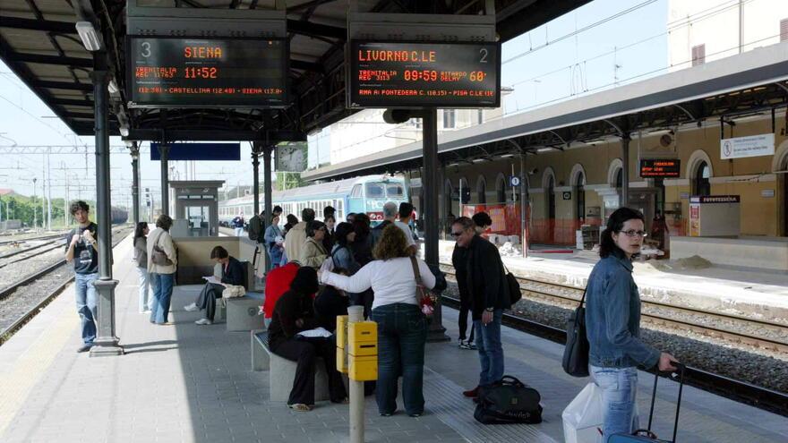 Empoli, l’odissea dei pendolari: «Treni spesso in ritardo»