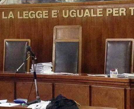 Coppia aggredita in un locale, gli insulti durante una cena aziendale: chi sono i due amici condannati