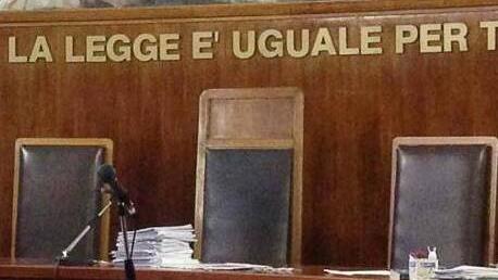 Coppia aggredita in un locale, gli insulti durante una cena aziendale: chi sono i due amici condannati