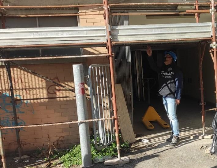 Ponteggi pericolosi e violazioni alle norme di sicurezza nei cantieri: sei attività sospese