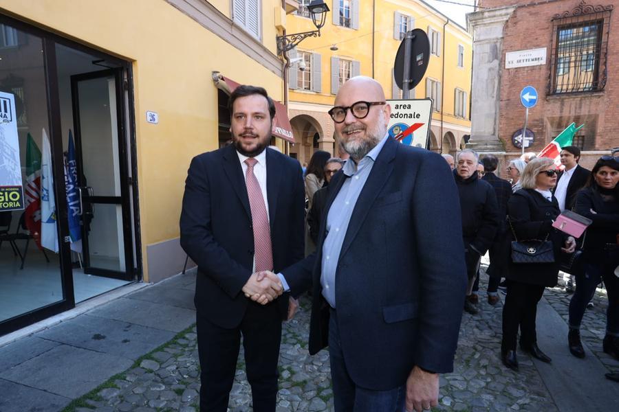 Modena, Negrini inaugura il suo comitato elettorale: blitz a sorpresa di Mezzetti