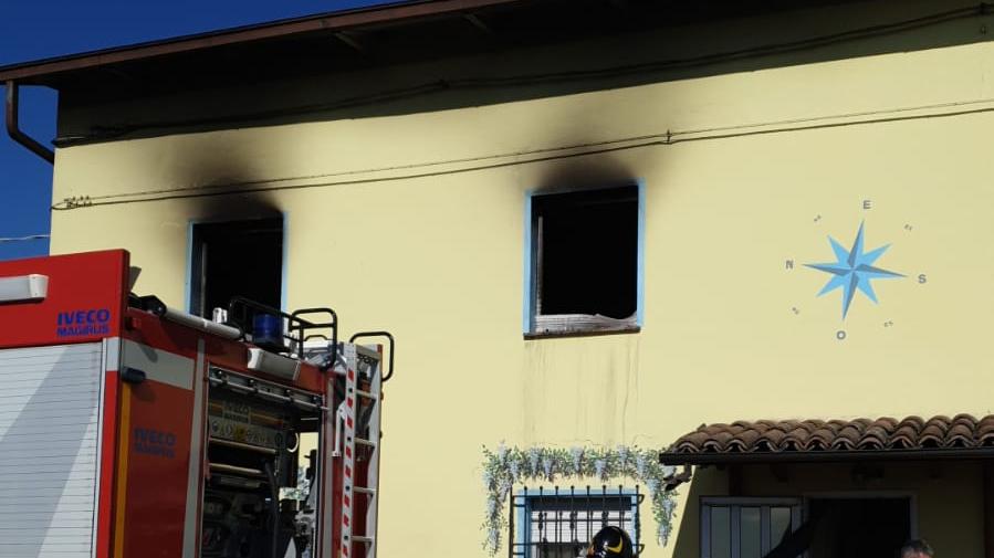 Appartamento di un B&b distrutto dal fuoco: le fiamme dal materasso