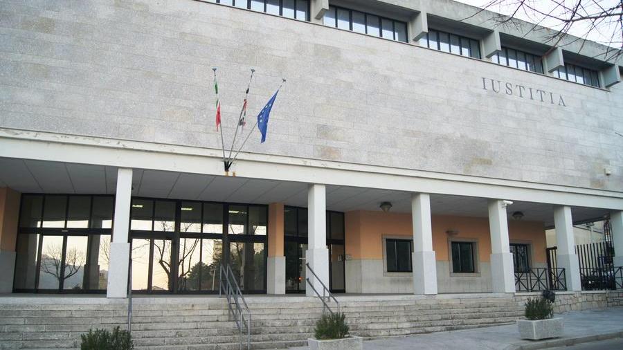 Incendio di 2 auto e di un’isola ecologica a Palau: arrestato un ristoratore di 49 anni