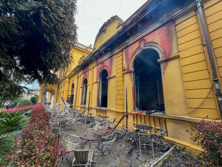
	La facciata del Principe, il locale devastato dalle fiamme (foto Paolo Nucci)

