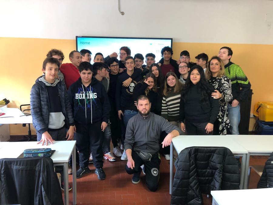 A Livorno c’è Mr Green, il super eroe della raccolta rifiuti incontra gli studenti