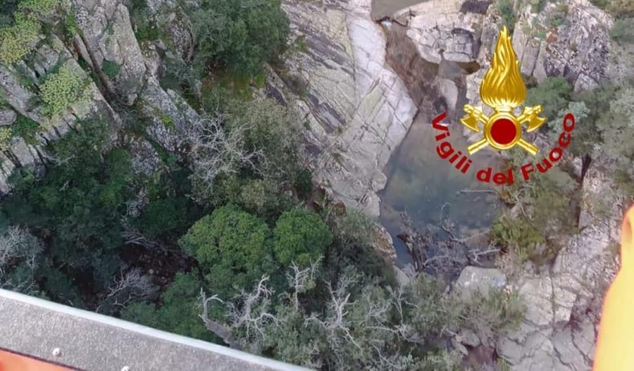 Padre, madre e bambino si perdono sui monti di Villacidro: in salvo con l’elicottero dei vigili del fuoco