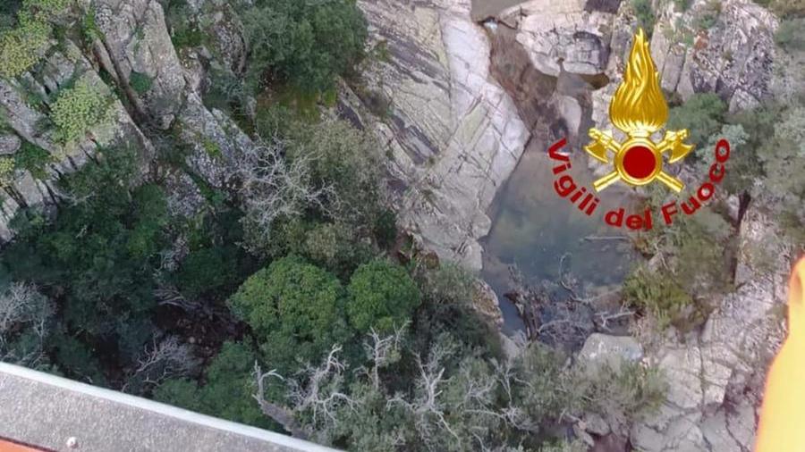 Padre, madre e bambino si perdono sui monti di Villacidro: in salvo con l’elicottero dei vigili del fuoco