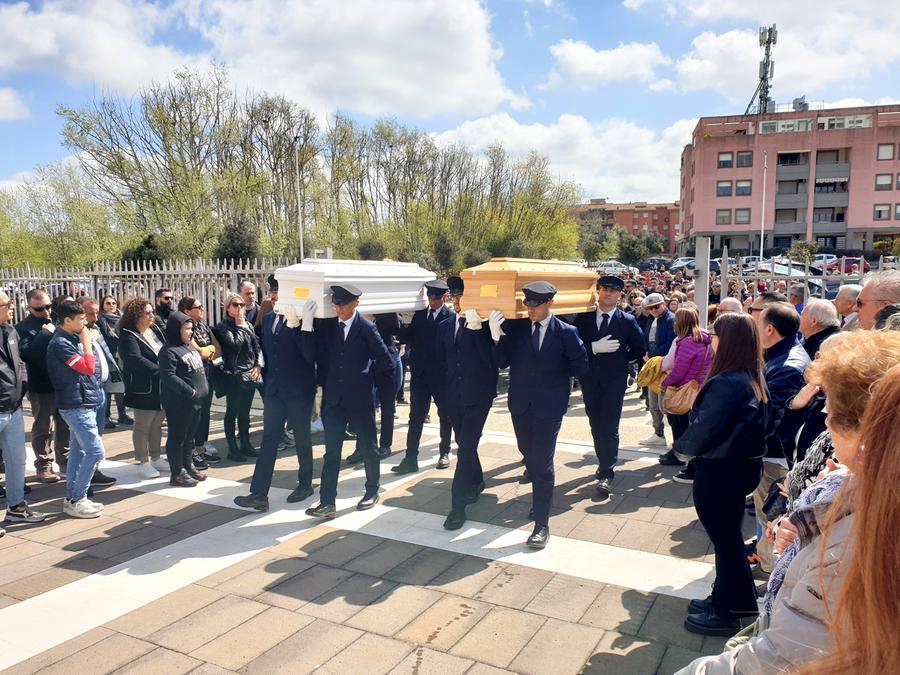
	L'ingresso dei feretri in chiesa (foto di Ivan Nuvoli)

