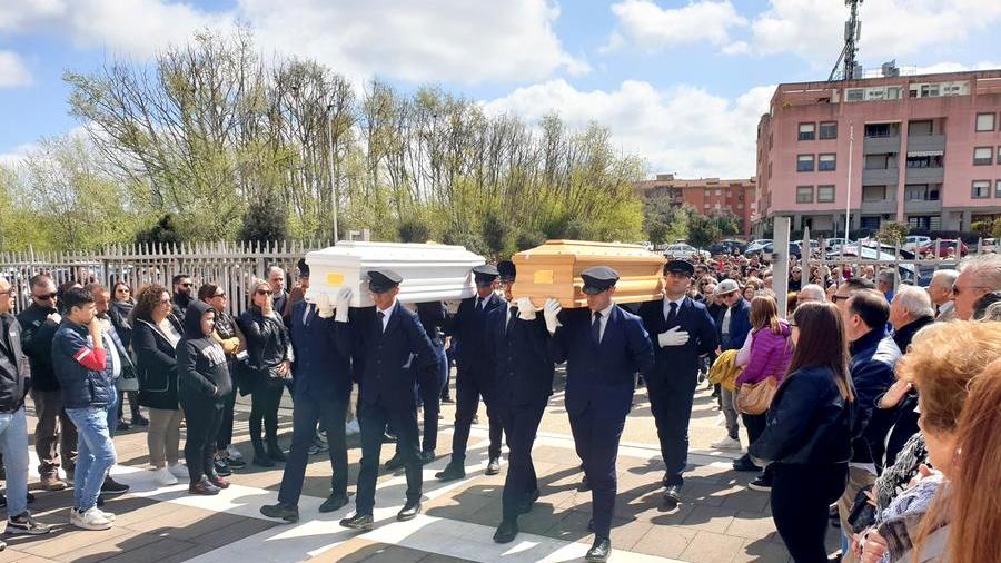 L'ingresso dei feretri in chiesa (foto di Ivan Nuvoli)