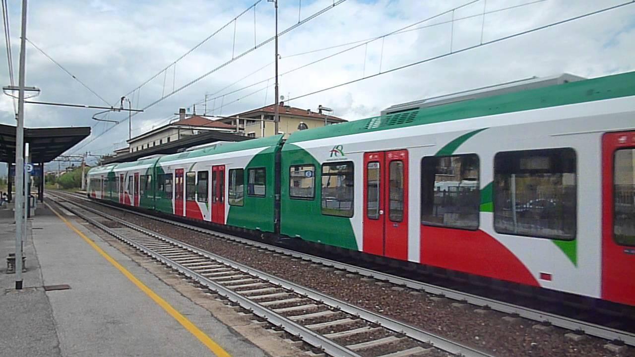 Modena, il treno rimane fermo oltre due ore: «Noi bloccati in mezzo alla campagna»<br type="_moz" />
