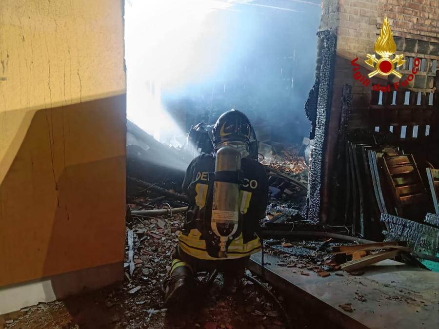 Uzzano, scoppia un incendio in casa: paura per le bombole di Gpl