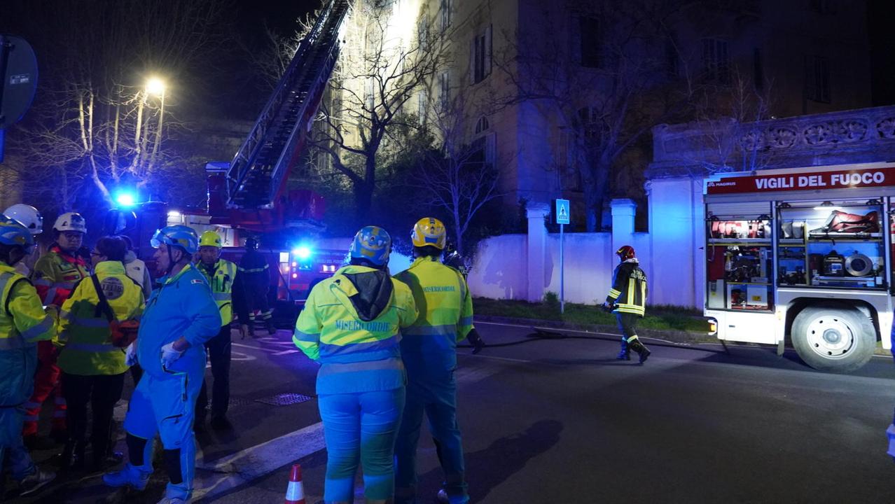 Livorno, l’incendio all’ex hotel Corallo è doloso: «Innesco partito da una stampante». Il punto sulle indagini