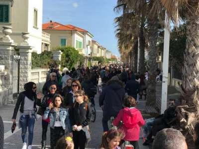 Tanta gente in piazza della Vittoria a Castiglioncello (foto d’archivio)
