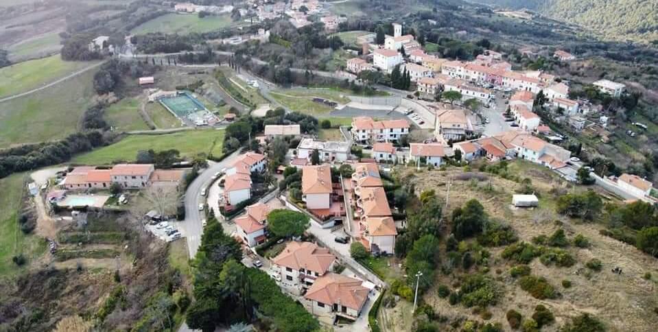 Una veduta panoramica della frazione di Nibbiaia, nel comune di Rosignano Marittimo