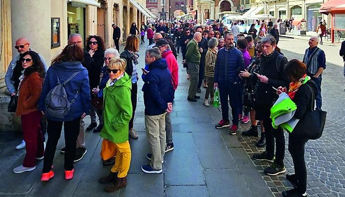 Tutti in coda per ammirare le meraviglie di Ferrara