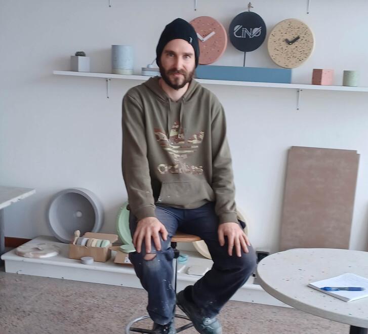 Federico Cini 33 anni con alcune sue creazioni in mostra nel laboratorio