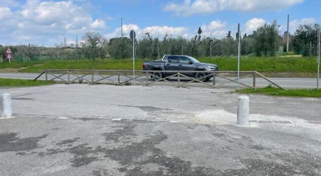 Un tratto della staccionata lungo via delle Colline per Legoli