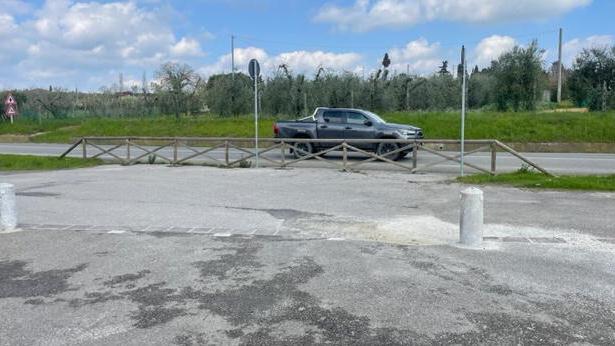 Un tratto della staccionata lungo via delle Colline per Legoli