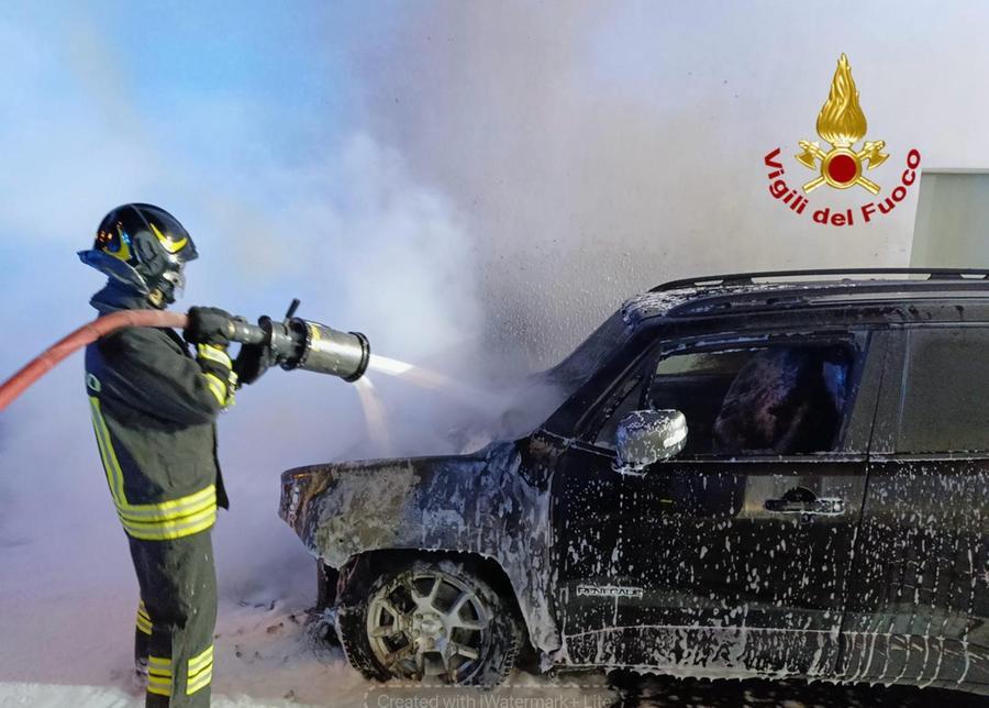 Pattada, auto distrutta dal fuoco