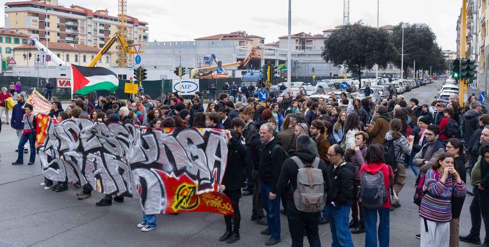 Una parte del corteo all’arrivo davanti al cantiere di via Mariti dove lo scorso 16 febbraio sono morti cinque operai dopo il crollo di una trave