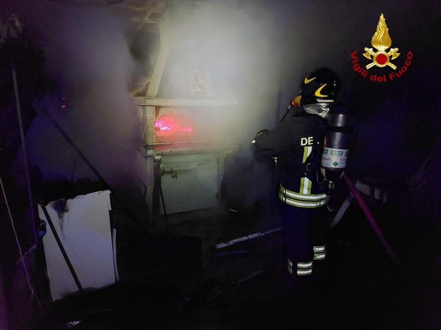 Pericolo ad Alghero: vicino a un’abitazione brucia nella notte un capannone con bombole di gpl