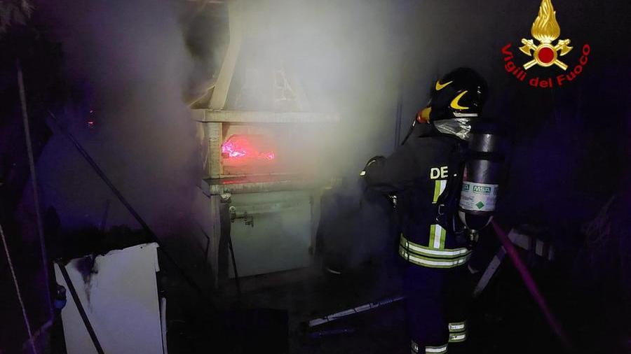 Pericolo ad Alghero: vicino a un’abitazione brucia nella notte un capannone con bombole di gpl