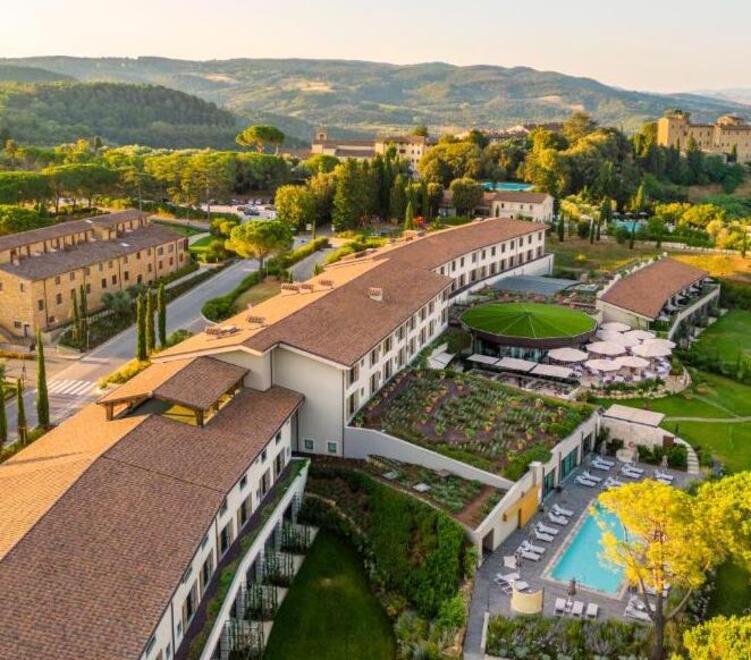 Castelfalfi, prenotazioni in crescita: «Vogliamo essere primi al mondo»