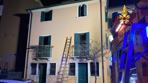Incendio nella notte in casa a Chioggia: morti padre, madre e figlio
