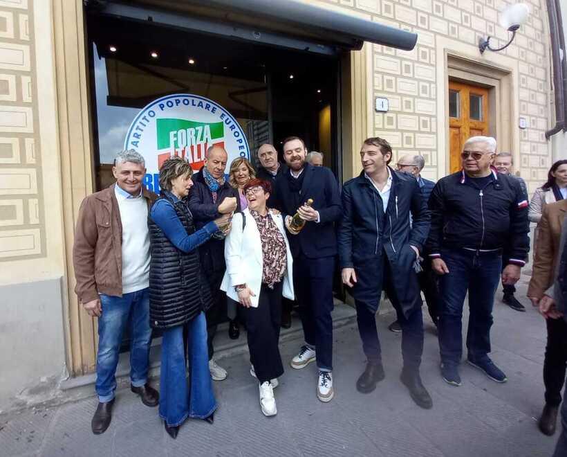 La deputata Erica Mazzetti e il candidato Gianni Cenni all’inaugurazione della sede elettorale di Forza Italia
