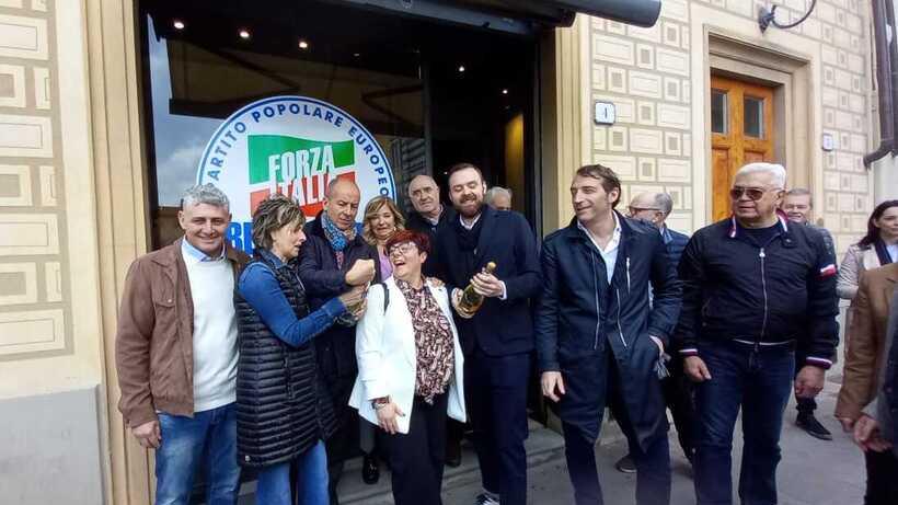 La deputata Erica Mazzetti e il candidato Gianni Cenni all’inaugurazione della sede elettorale di Forza Italia