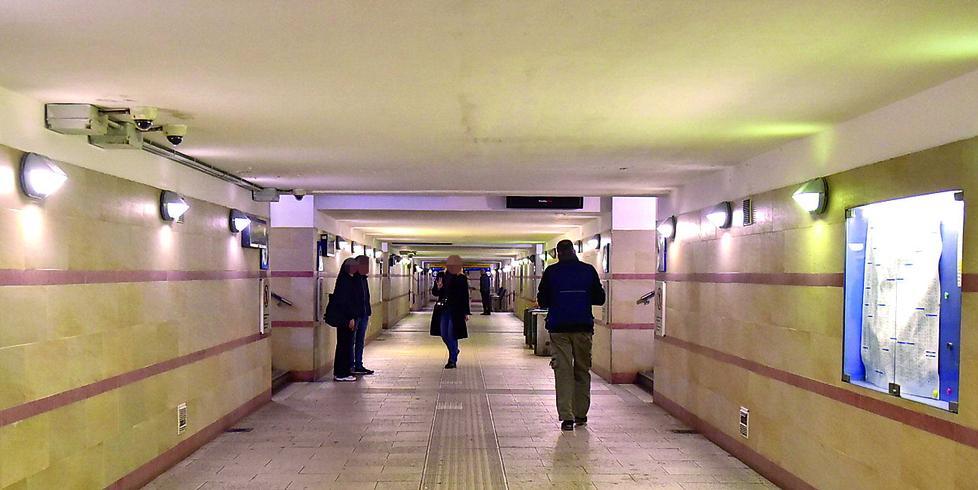 Il sottopasso della stazione ferroviaria di Pisa dove il giovane è stato minacciato e rapinato (archivio)