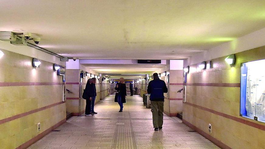 Il sottopasso della stazione ferroviaria di Pisa dove il giovane è stato minacciato e rapinato (archivio)