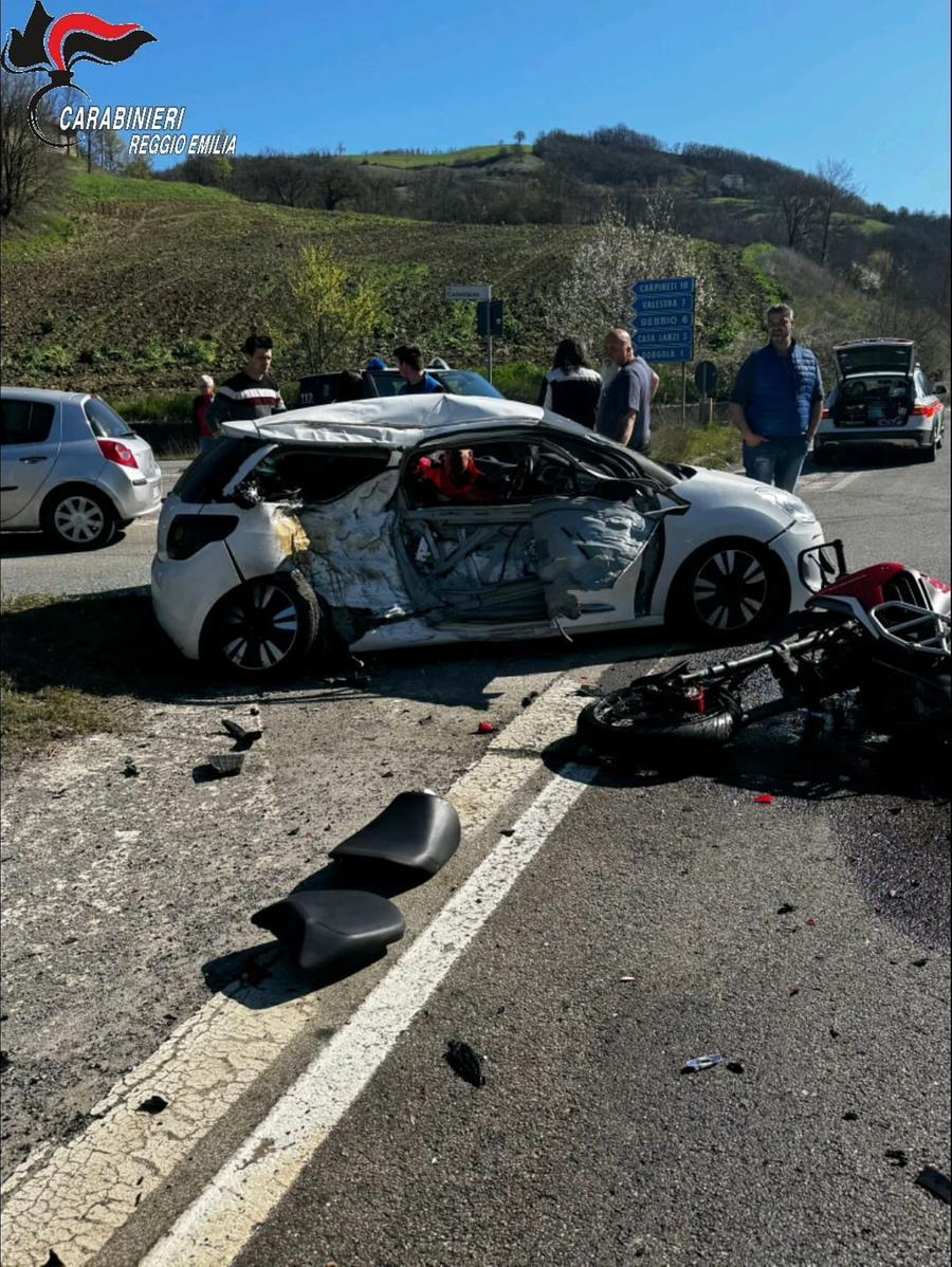 Violento scontro tra auto e moto: due feriti gravi