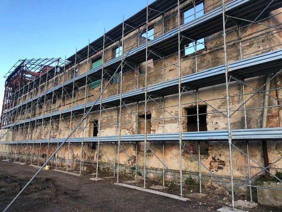 
	Le impalcature davanti all'edificio dell'ex azienda olearia

