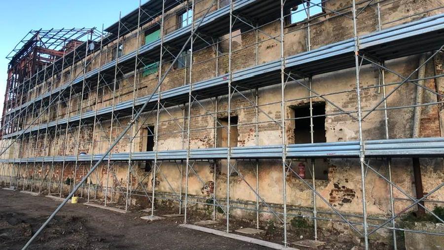 Le impalcature davanti all'edificio dell'ex azienda olearia